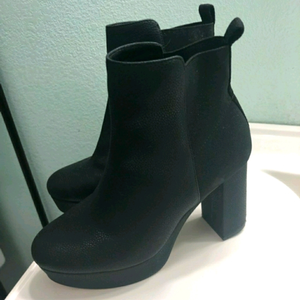 Black heeled boots